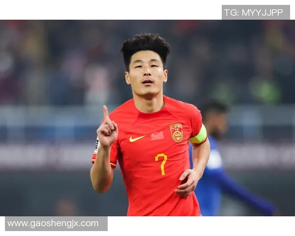 国足年轻球员涂美甲留长发引争议助攻越南遭质疑小肚腩成焦点